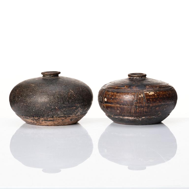 Two Sawankhalok jars, Thailand/Kambodja, 15/16th century.