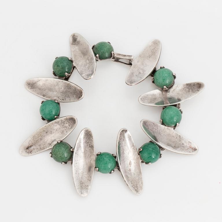 A bracelet set with round, cabochon-cut aventurine quartz.