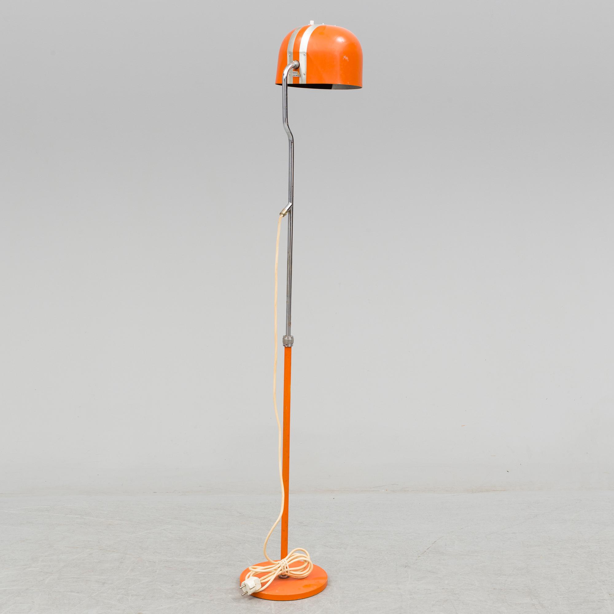 GOLVLAMPA, s.k. störtkrukan, metall, 1970-tal. Kosta.