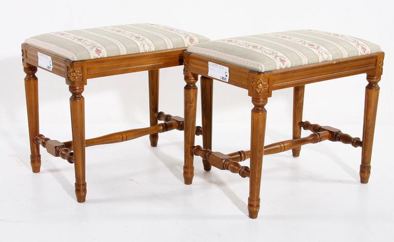 TABURETTER, ett par, gustaviansk stil, 1900-tal.