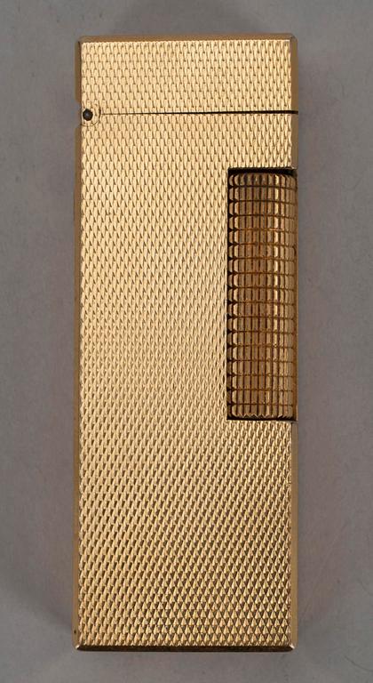 SYTYTIN, Dunhill "Rollagas", keltaista metallia, alkuperäisrasiassa, Made in Switzerland, 1970-luku.