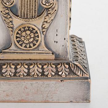 Kandelabrar, ett par, försilvrad brons, 1800-talets första hälft. Empir.