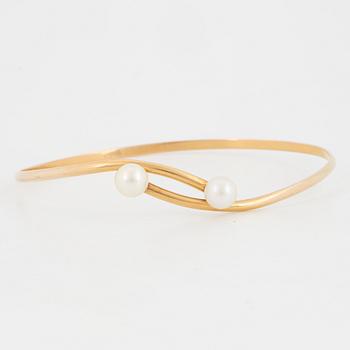 18K gold and cultured pearl bangle.