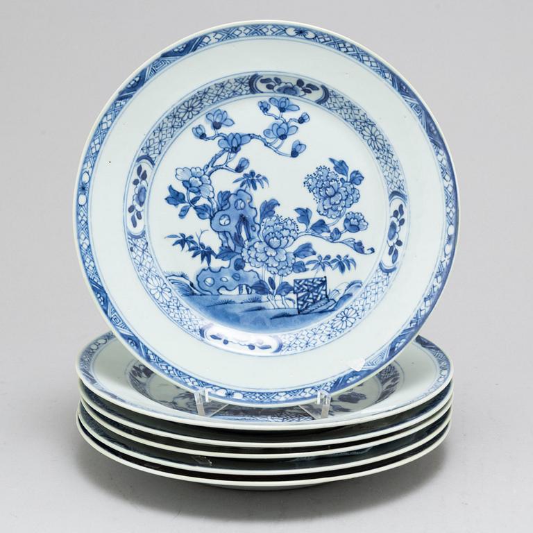 A set of six blue and white dinner plates, Qingdynastin, Qianlong (1736-95).