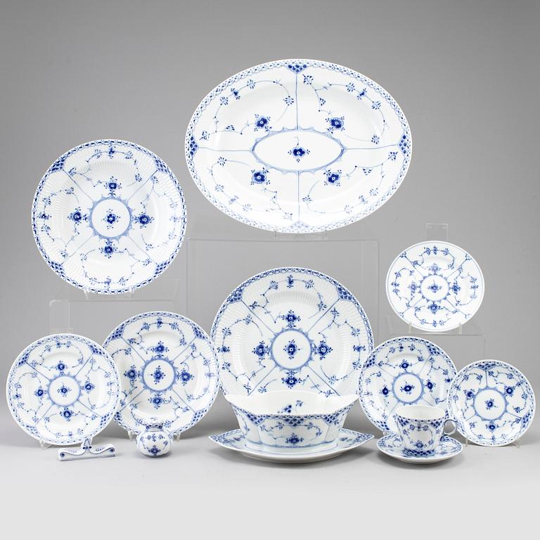 A dinner and coffee service from Royal Copenhagen, ca 100 pieces (third).