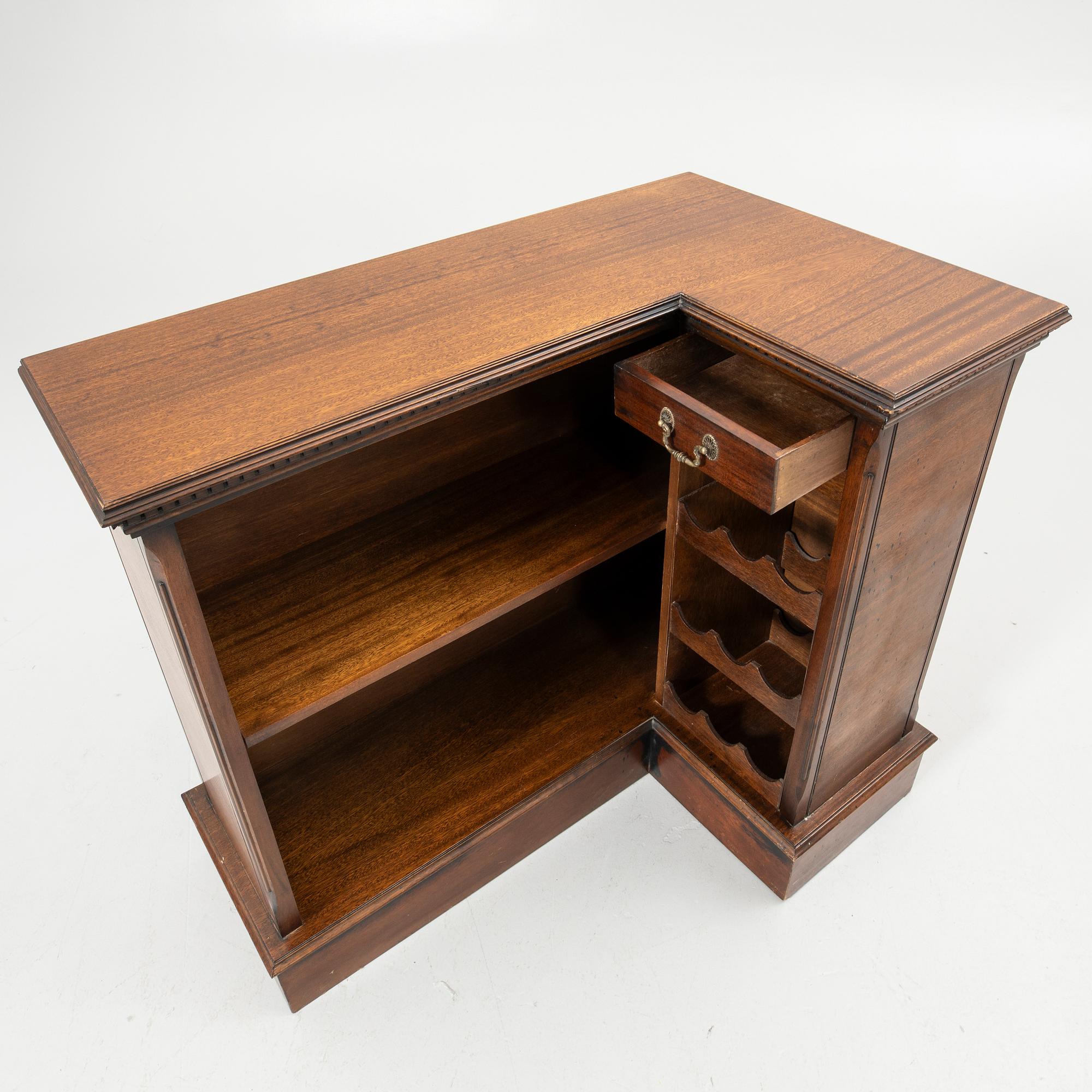 Bar counter, English style, 20th century.