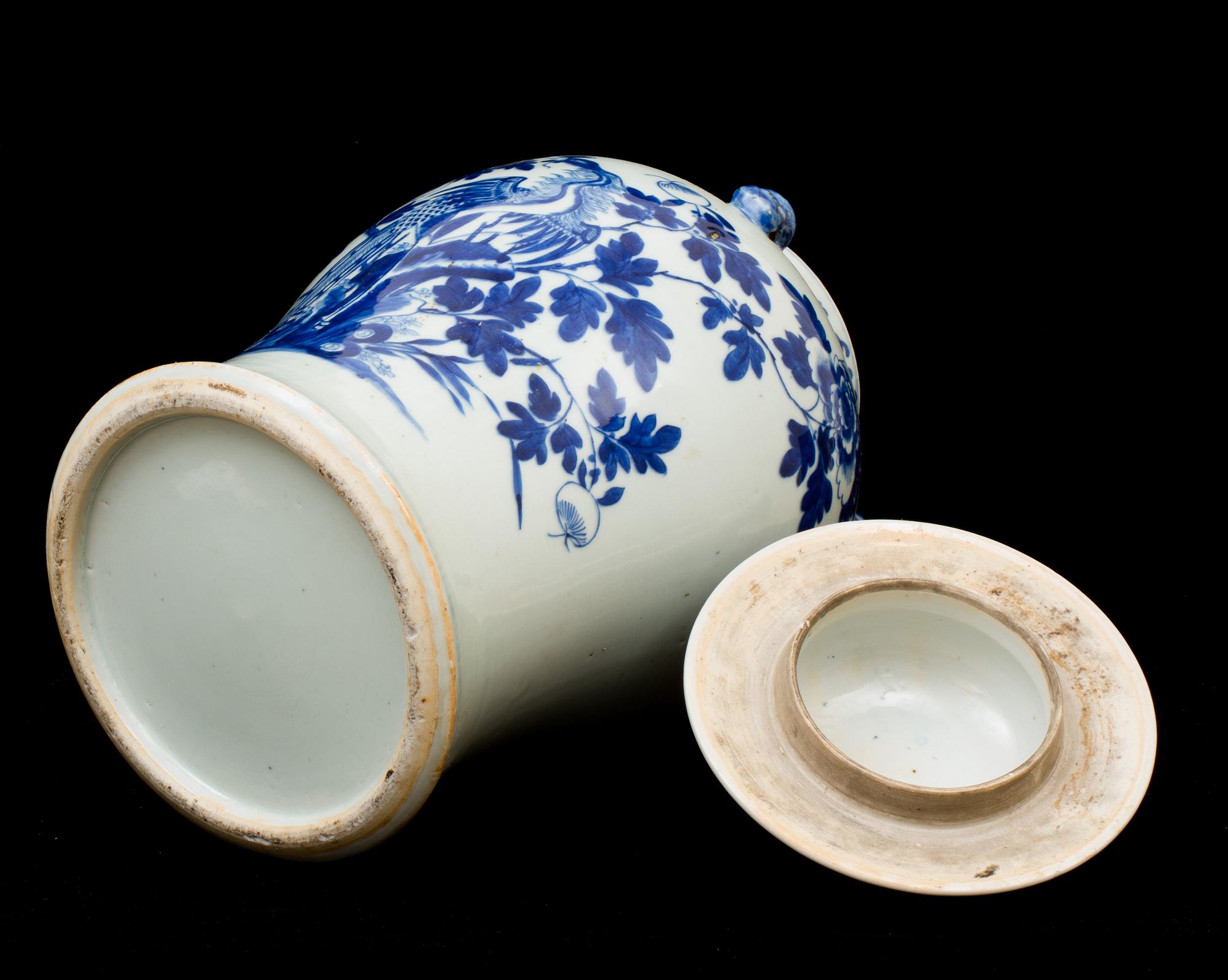 URNA med LOCK, porslin, Kina, 1800/1900-tal.