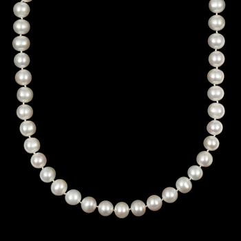 PÄRLCOLLIER, med lås i vitguld, diamanter och smaragd, Frankrike.