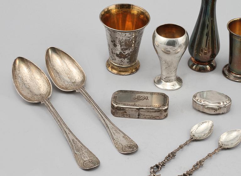 PARTI SILVER, 18 delar, 1800-tal samt 1900-tal, total vikt ca 665 gram.