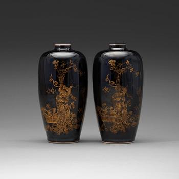 351. A pair of black glazed vases, late Qing dynasty (1644-1912).