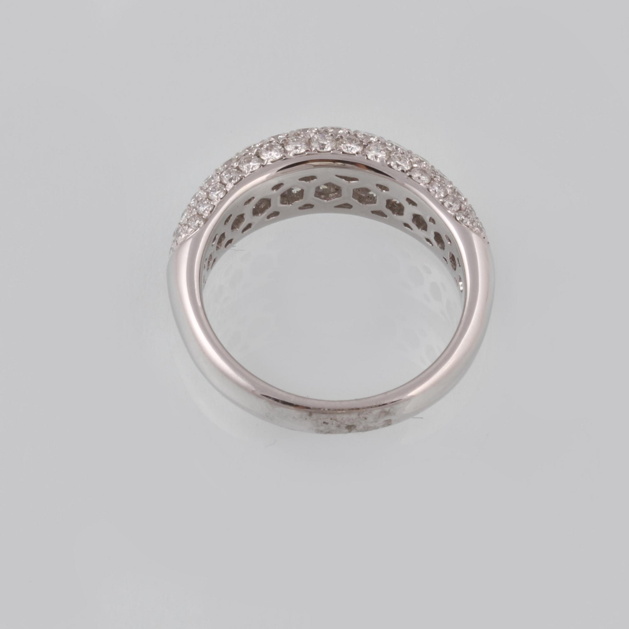 RING, 18K vitguld med briljantslipade diamanter 1.56 ct. Vikt 5,4 gram.