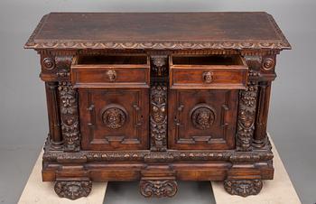 SKÄNK / CREDENZA, valnöt, renässans, Italien 1700-tal möjligen äldre.