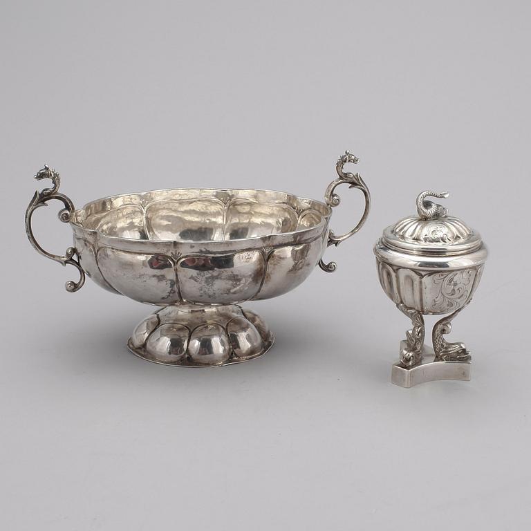 SKÅL samt SALTKAR, silver, en troligen Hanau, Tyskland, 1800-tal. Total vikt ca 464 gram.