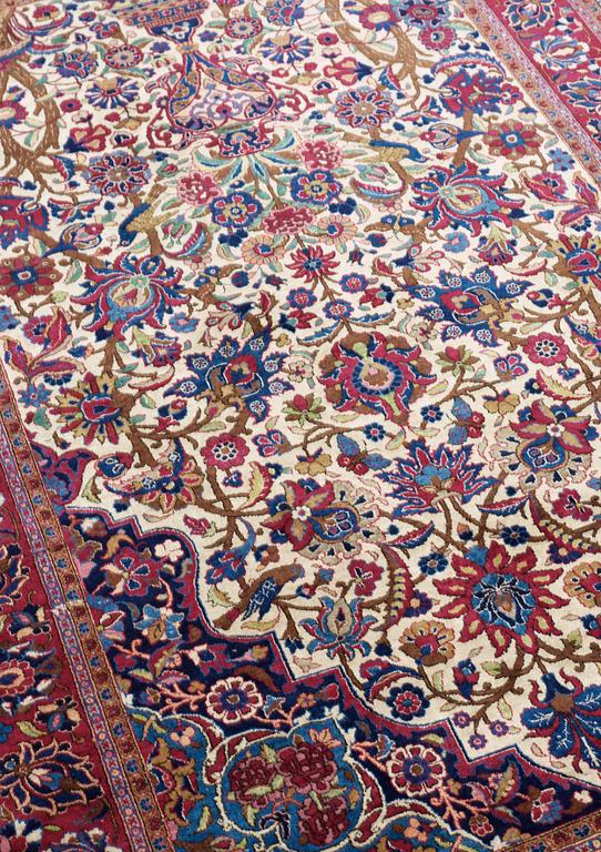SEMI-ANTIQUE SILK KASHAN. 202 x 138,5 cm.