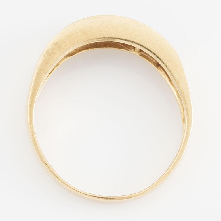 Ring in 18K gold set with carré-cut rubies and brilliant-cut diamonds.
