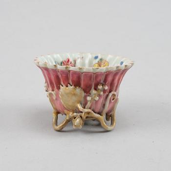 A famille rose cup with stand, Qing dynasty, Yongzheng (1723-35).