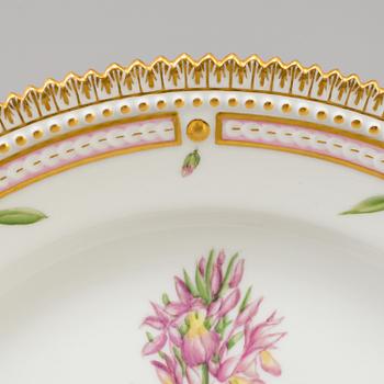 A set of five porcelaine Royal Copenhagen "Flora Danica" plates model #3550.