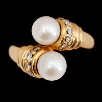 RING, 18 k guld med 2 odlade pärlor samt 10 små briljanter.