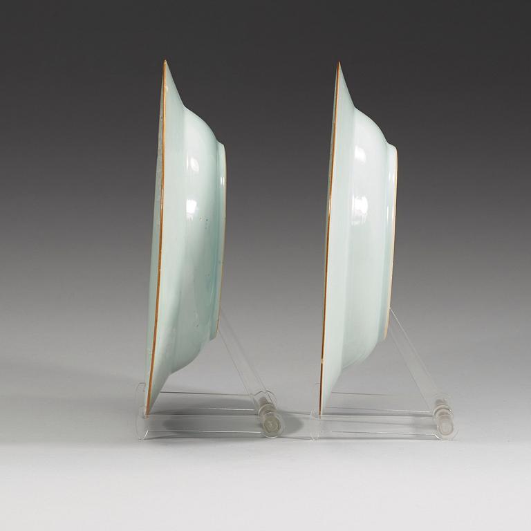 A pair of deep dishes, Qing dynasty, 18th century.