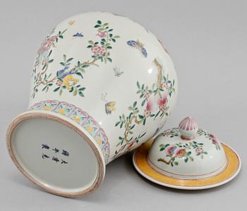 LOCKURNA, porslin, Kina, 1900-tal.