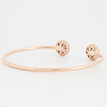An 18K rose gold bracelet set with round brilliant-cut diamonds.