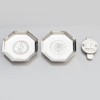 Coasters, två stycken, silver samt sedelklämma. Kina, tidigt 1900-tal.