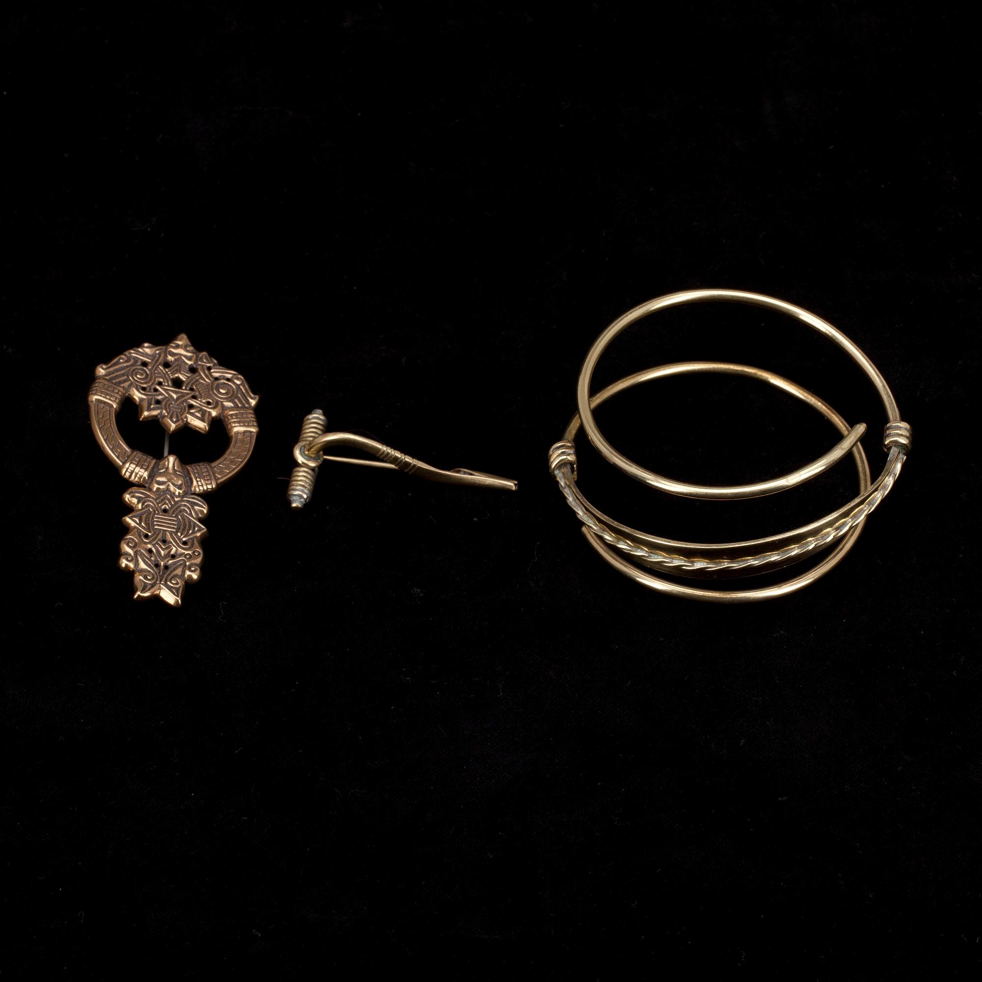 ARMRING, BROSCH samt SPÄNNE, brons, Kalevala Koru, 1900-talets slut.