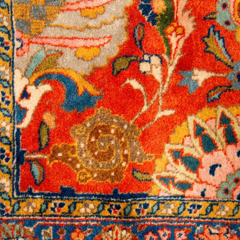 Matta, semiantik Täbris, ca 528-535 x 346,5-352,5 cm, signerad Farhan.