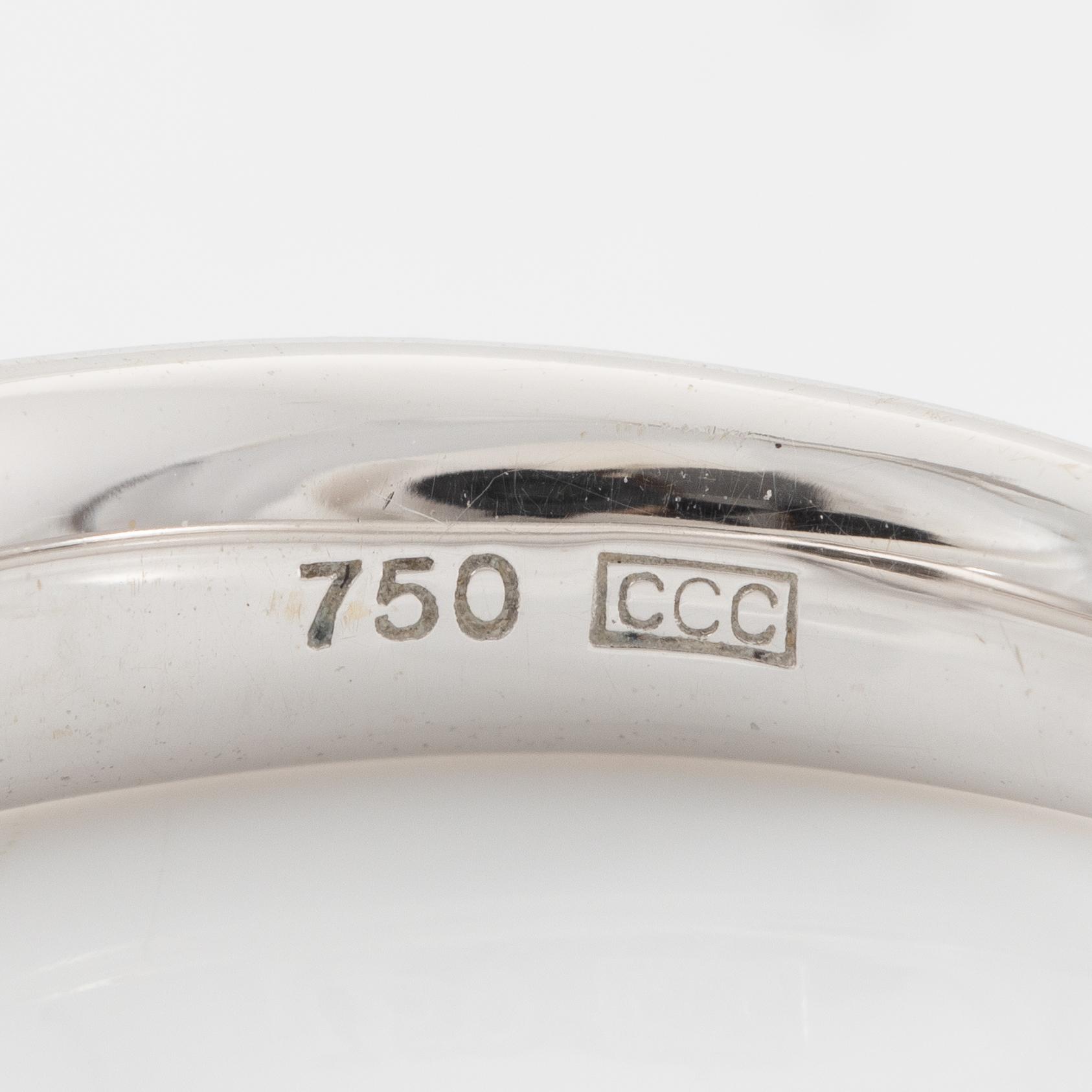 Ring and a pair of earrings, 18K white gold with princess-cut and brilliant-cut diamonds.