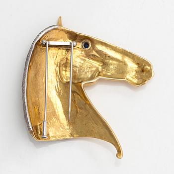 Rintakoru, hevosenpään muotoinen sekä cabochon-hiottu safiiri, 18K kultaa. Sveitsi.