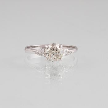 RING, 18K vitguld med briljantslipad diamant ca 1.10 ct samt 2 droppslipade diamanter ca 0.17 ct. Vikt.