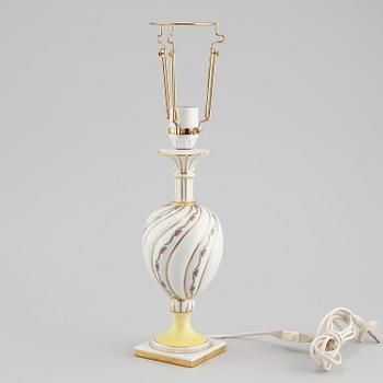 A table lamp in porcelain by Richard Ginori from 20th century Italy.