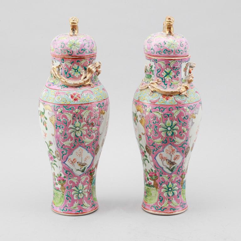 A PAIR OF VASES with lids, porcelain, China, late Qing, 19th century.