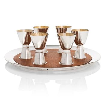 Tapio Wirkkala, A set of six silver beakers on a teak and silver tray, Kultakeskus, Hämeenlinna 1960-1975.