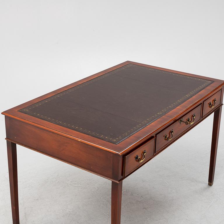 Skrivbord, engelsk stil, 1900-talets andra hälft.