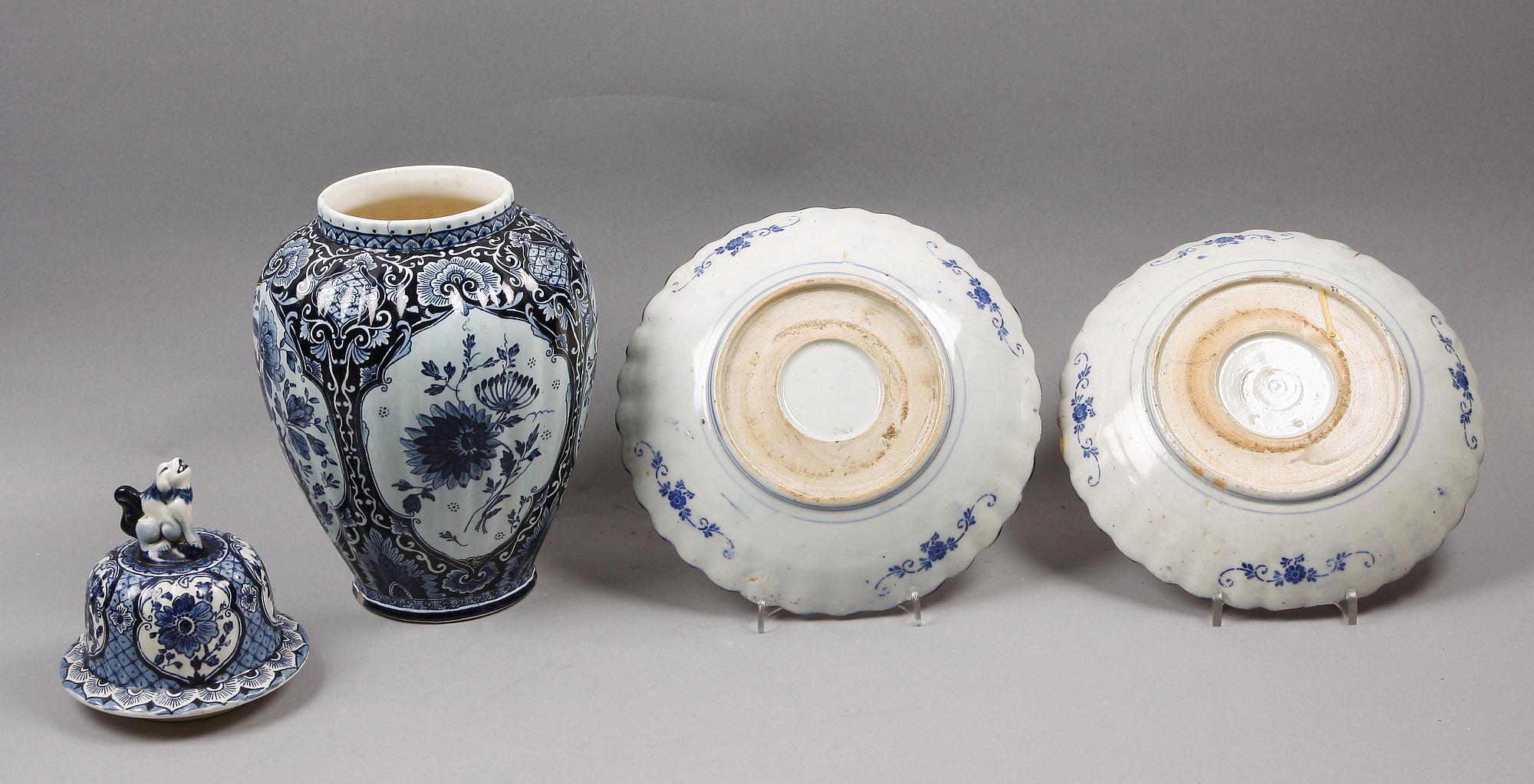 URNA MED LOCK, flintgods, Delft, samt FAT, ett par, porslin, Japan.