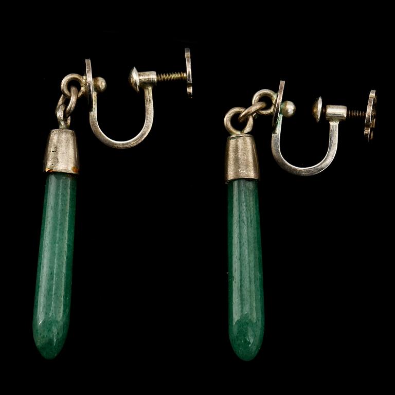 ÖRHÄNGEN, ett par, sterlingsilver och jade, Wiwen Nilsson, Lund, 1953. Vikt 7 g.