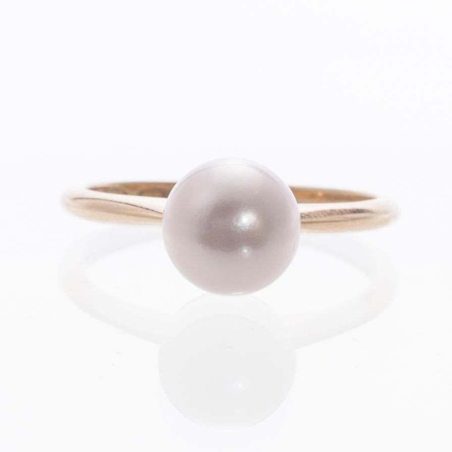 RING, 18K guld, odlad sötvattenspärla. 1989. Vikt ca 3,6 g.