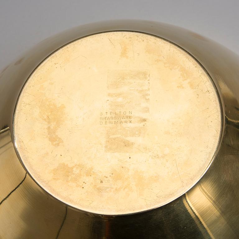 ARNE JACOBSEN, MÄSSINGSSKÅL. Märkt: Stelton Brassware Denmark. 1960-tal.