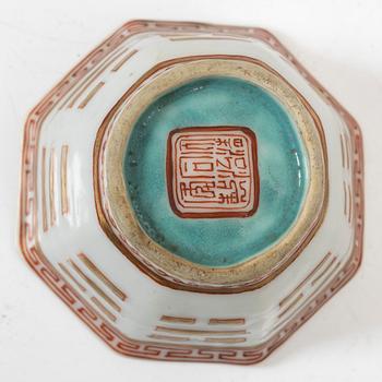 Skålar, tre stycken, samt litet blåvitt ytterfoder och lackask, porslin, Qingdynastin, 1800-tal.