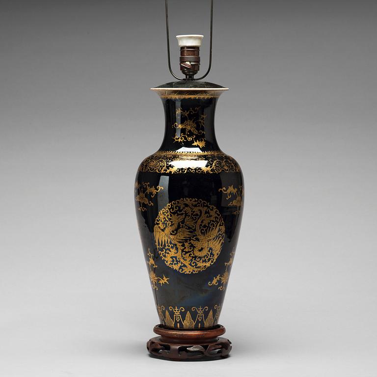 A large mirror black vase, late Qing dynasty, circa 1900.