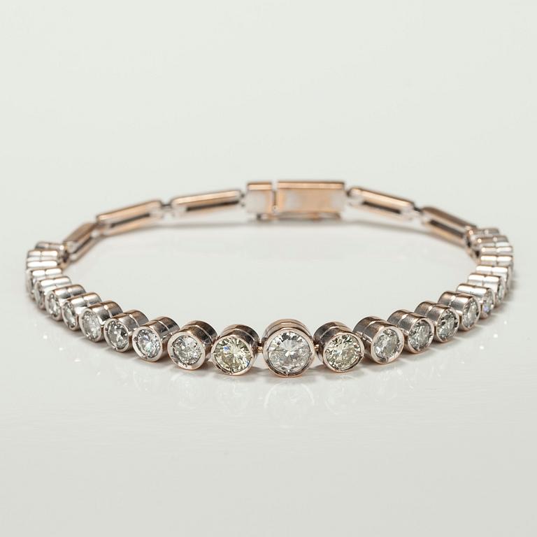 ARMBAND, 18K guld, 25 st diamanter tot. ca 4 ct. Vikt 21,2 g.
