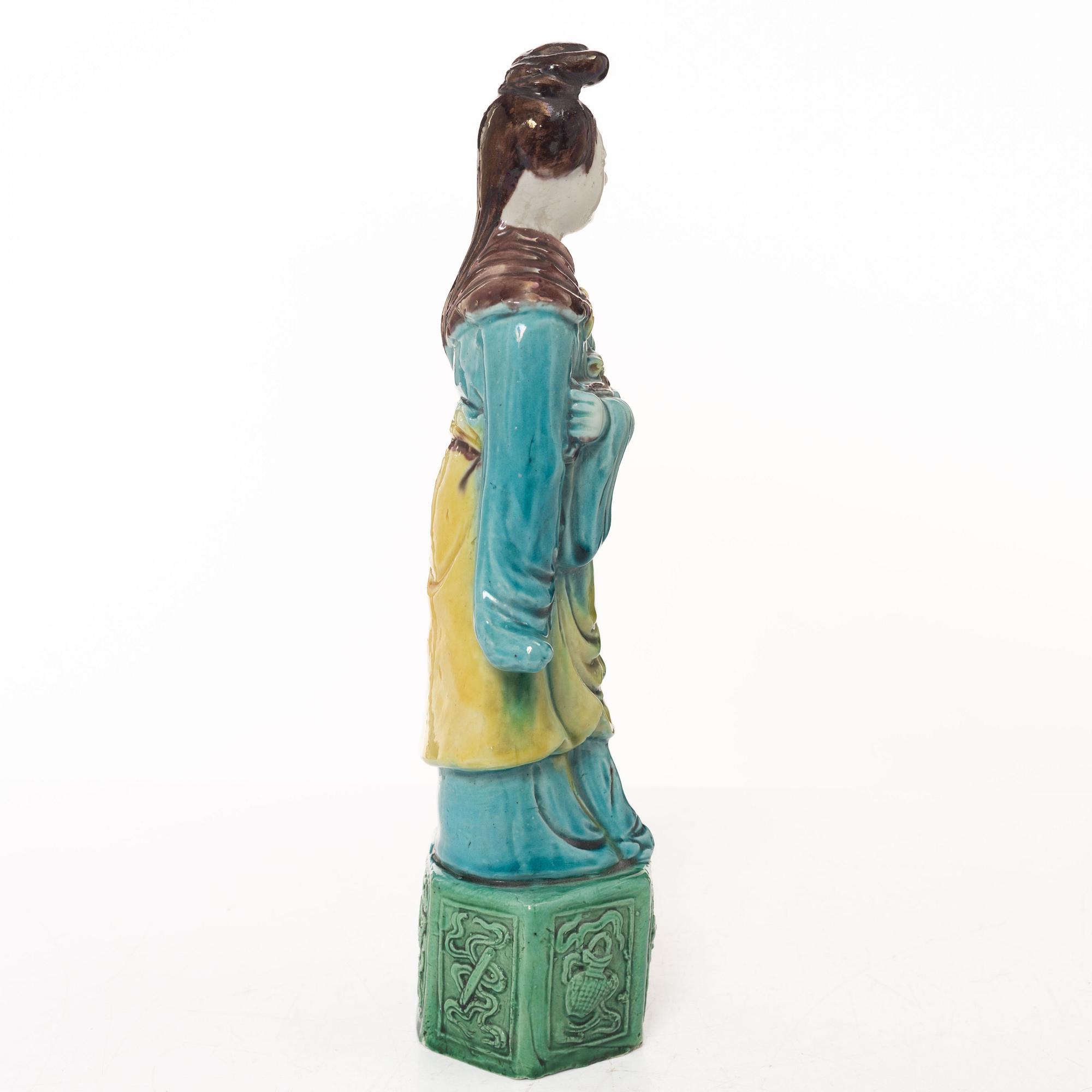 A Chinese porcelain figure of an elegant lady, 20th century.