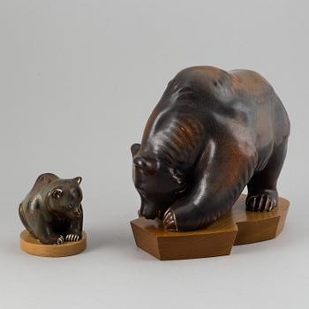 GUNNAR NYLUND, two stoneware sculptures of a bear and a baby bear, Rörstrand, Sweden.