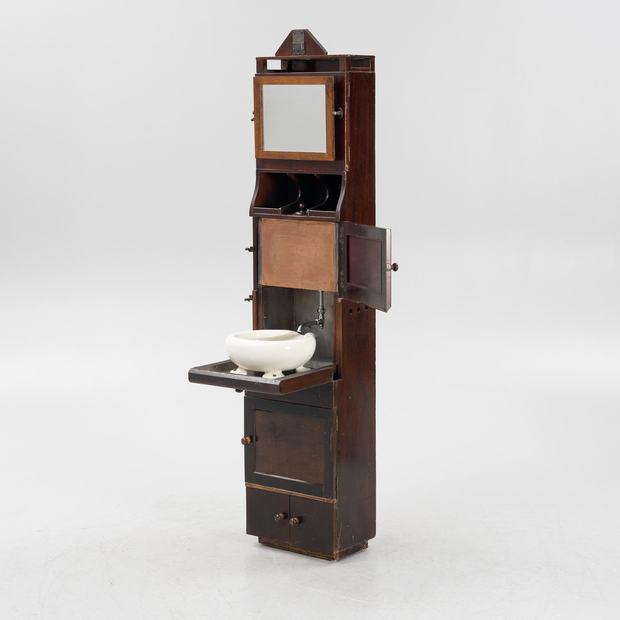 Väggkommod, omkring år 1900.