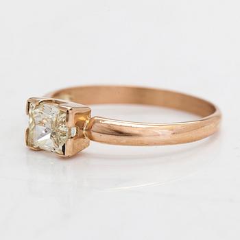 A 14K gold ring, with a rectangular modified princess-cut diamond approx. 1.00 ct. With IGI certificate.