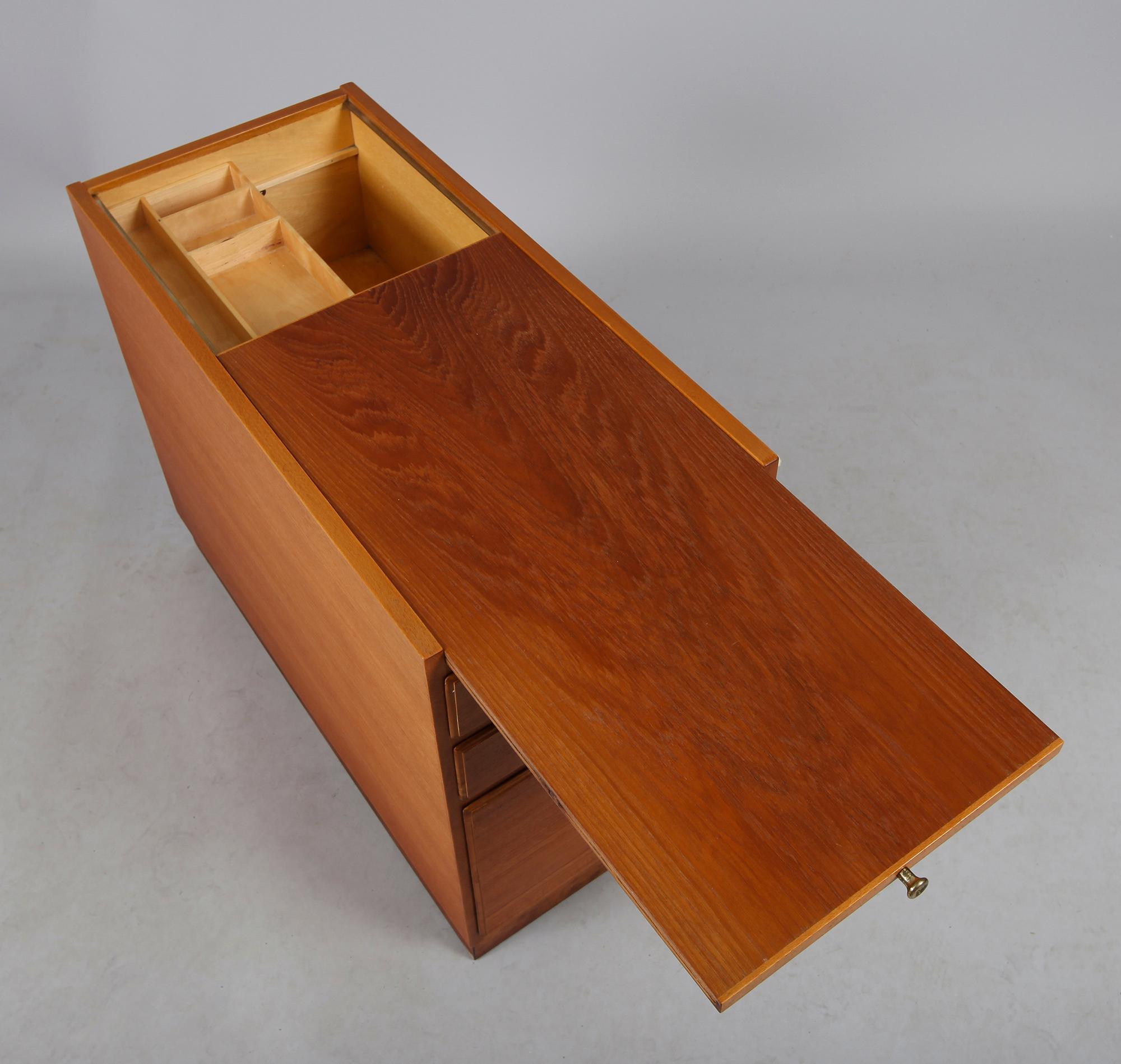 SKRIVBORD MED LÖS HURTS, David Rosén för NK, 1950-tal.