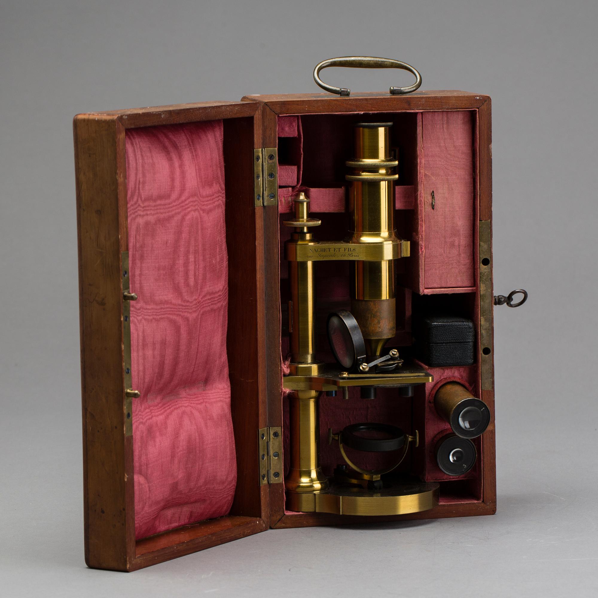 Microscope, around 1900.