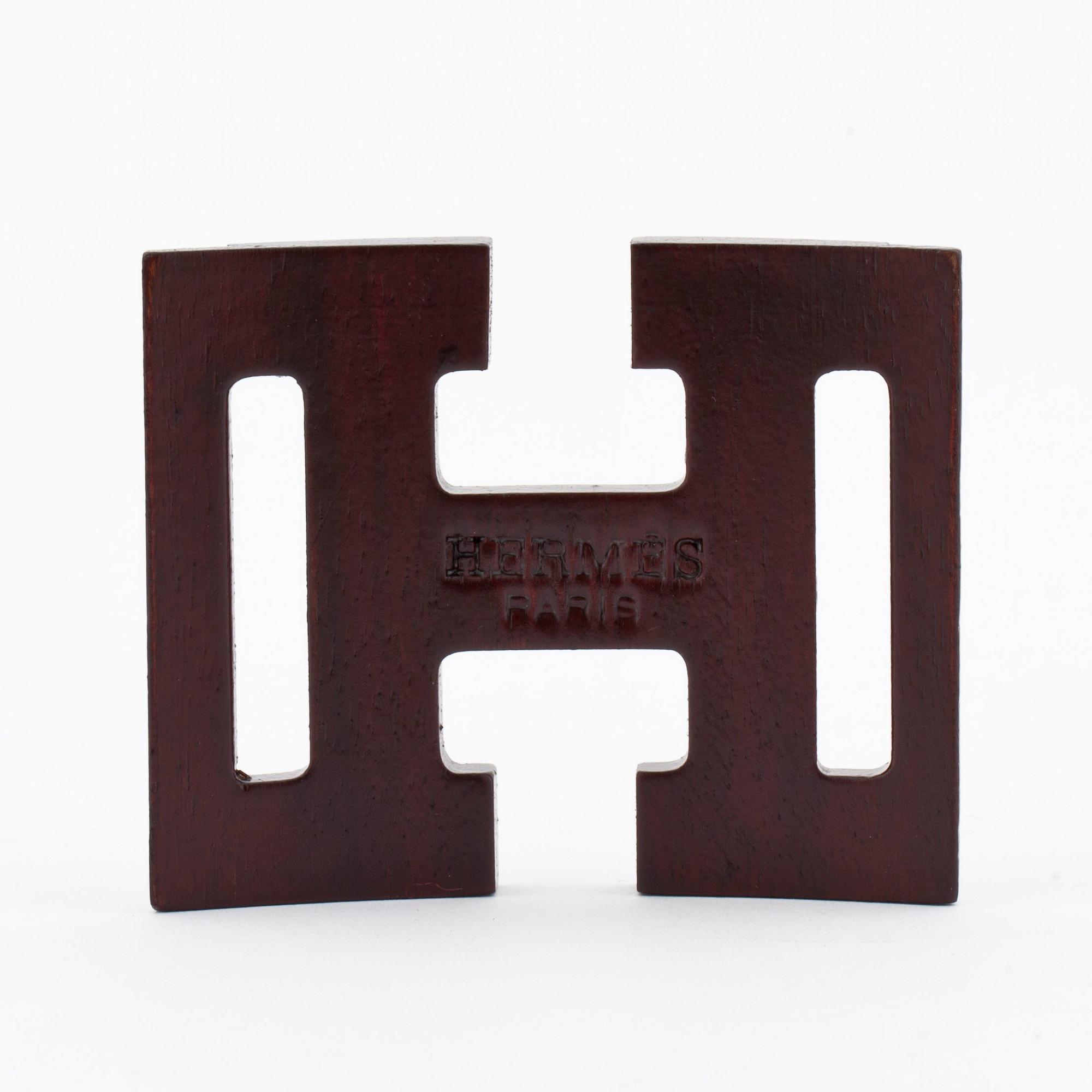 HERMÈS, a shawl buckle in wood.
