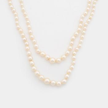Cultured pearl necklace, clasp 18K white gold.